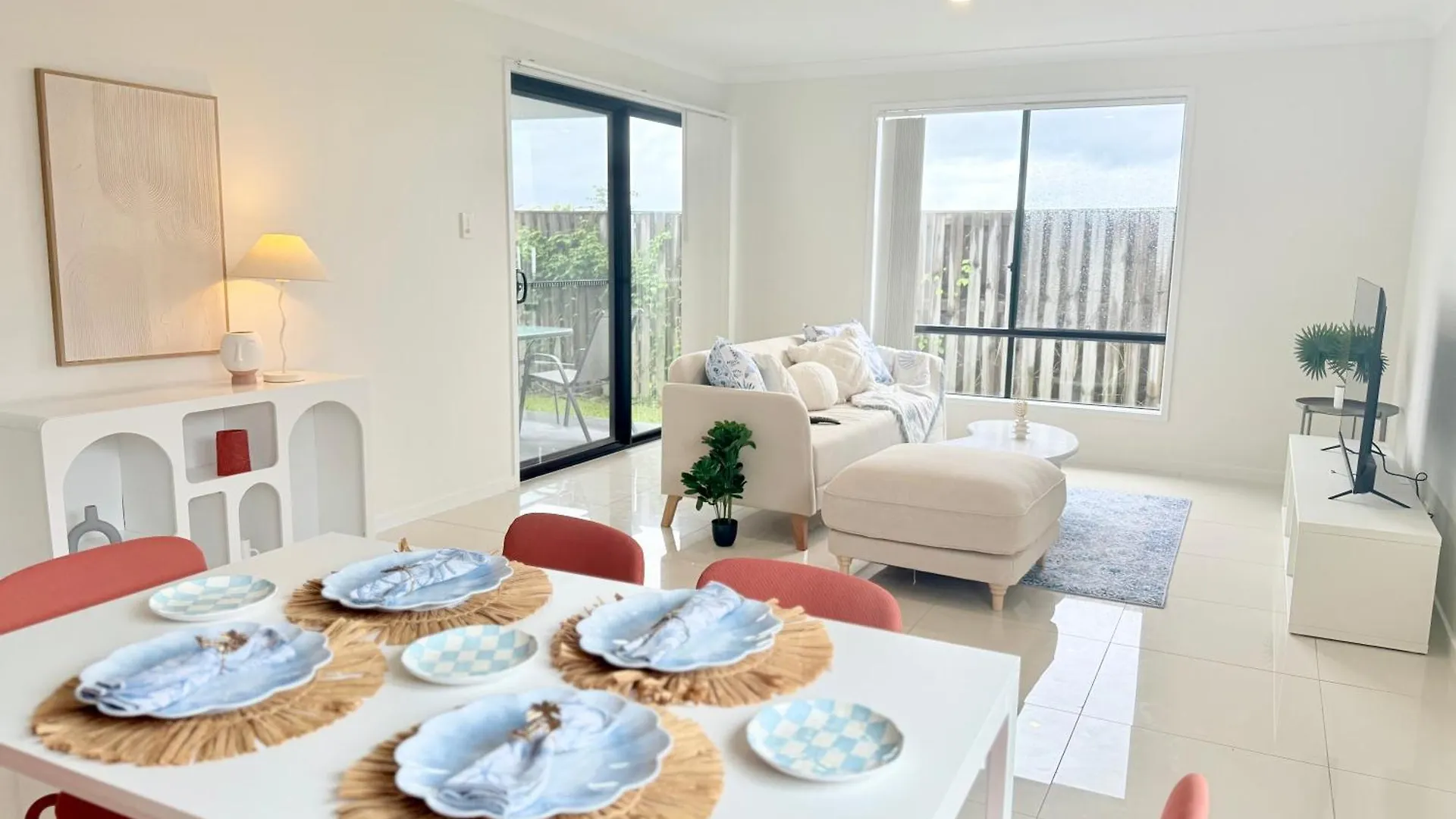 Little Santorini Retreat - Family Home Near Theme Parks Pimpama Holiday home