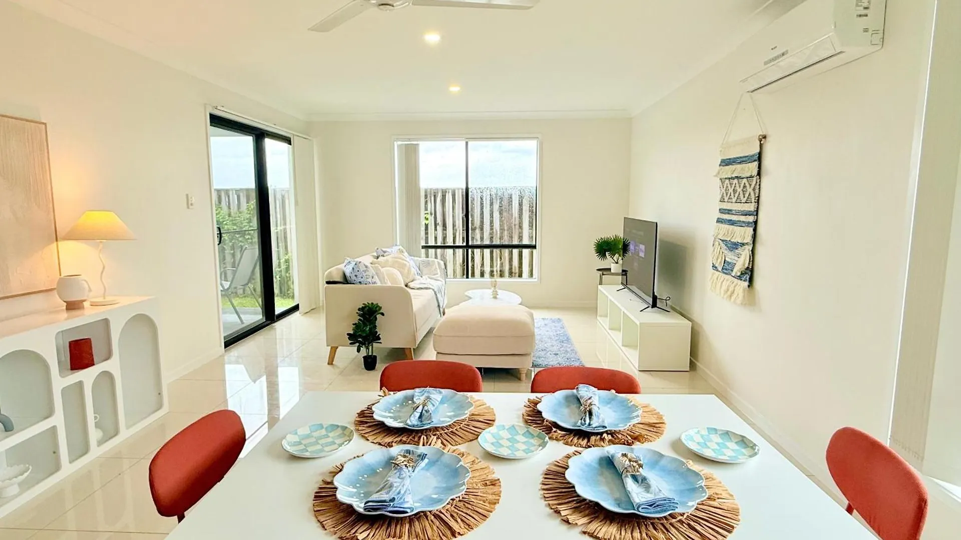 Little Santorini Retreat - Family Home Near Theme Parks Pimpama Australia